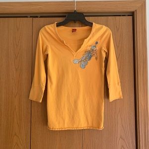 HOLLISTER mustard tee